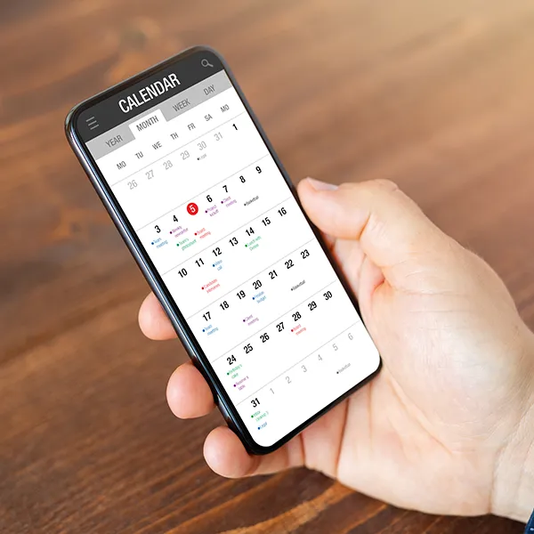 Handy mit Kalenderansicht