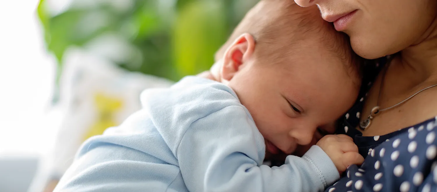 Mama kuschelt mit ihrem Baby