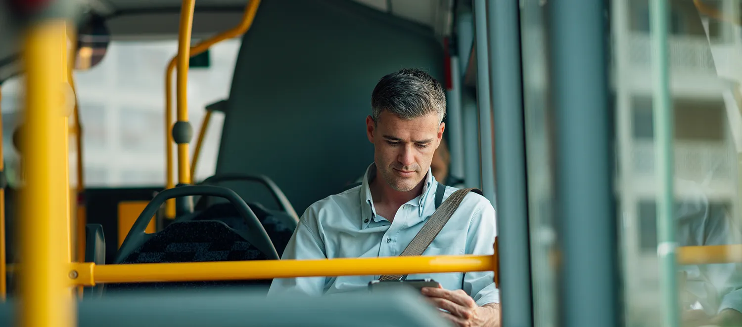 Mann fährt mit einem Stadtbus