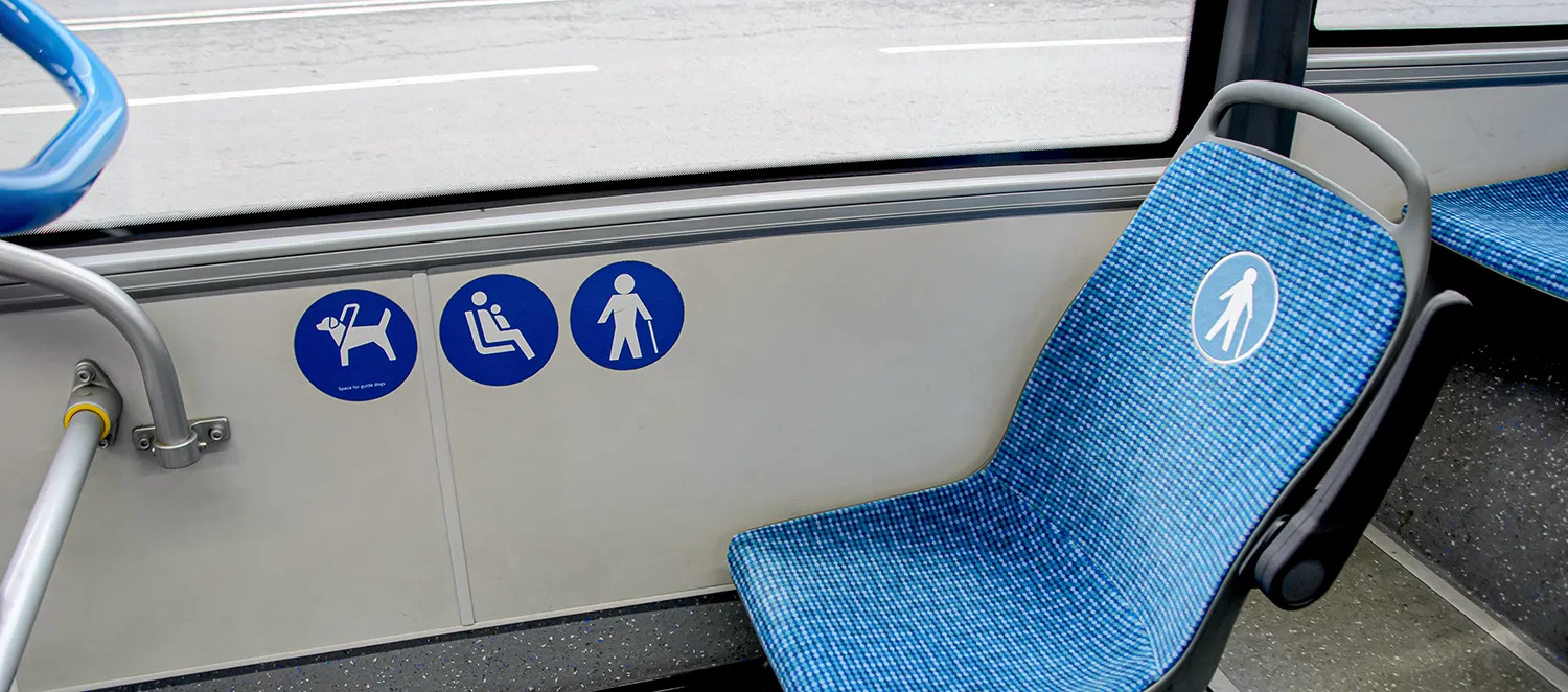 Sitzplatz im Bus für behinderte Menschen