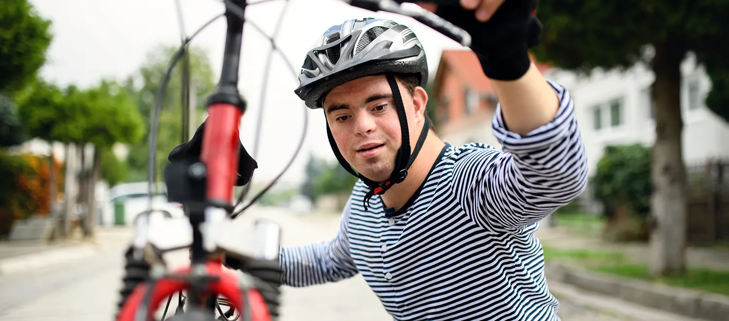 Junge mit Downsyndrom fährt Fahrrad