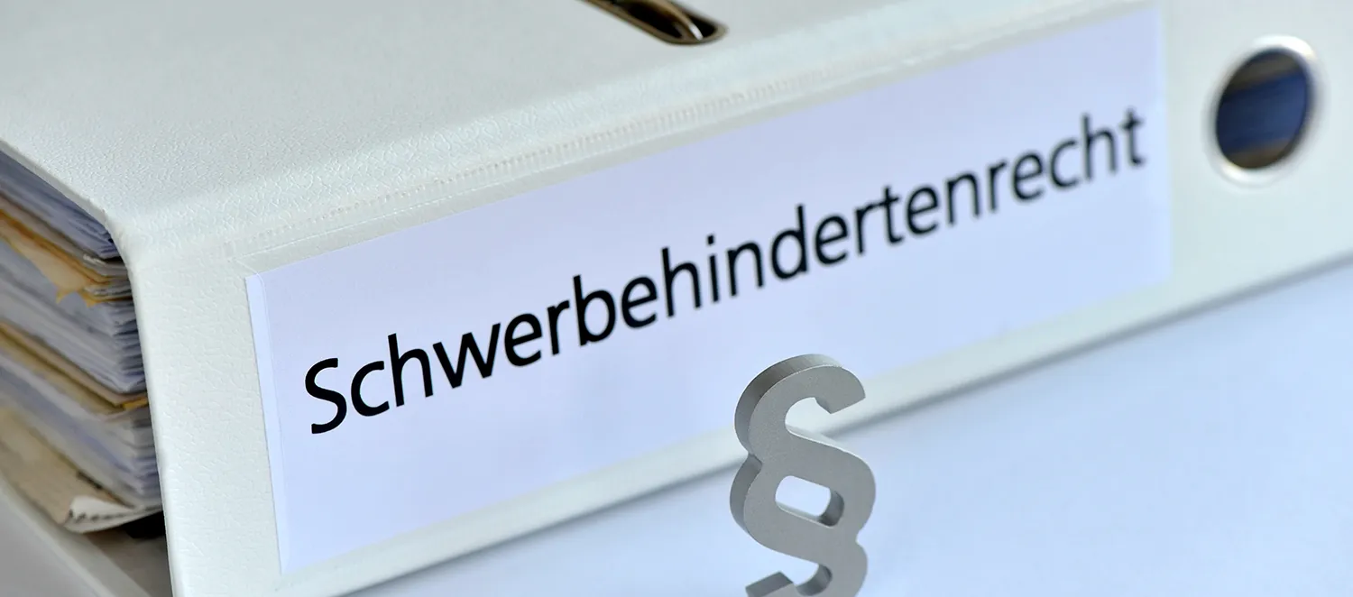 Ordner mit Beschriftung Schwerbehindertenrecht und Paragraphenzeichen