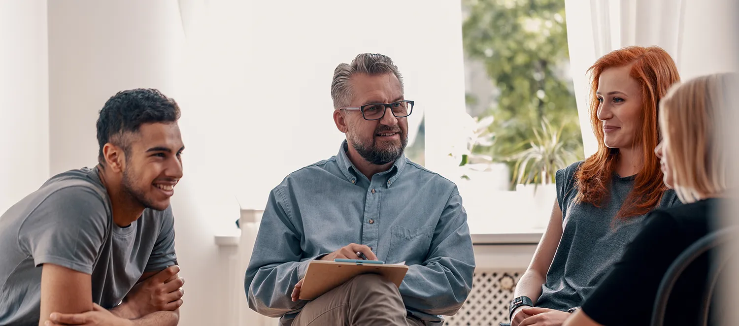 Menschen sitzen in einem Kreis und reden miteinander