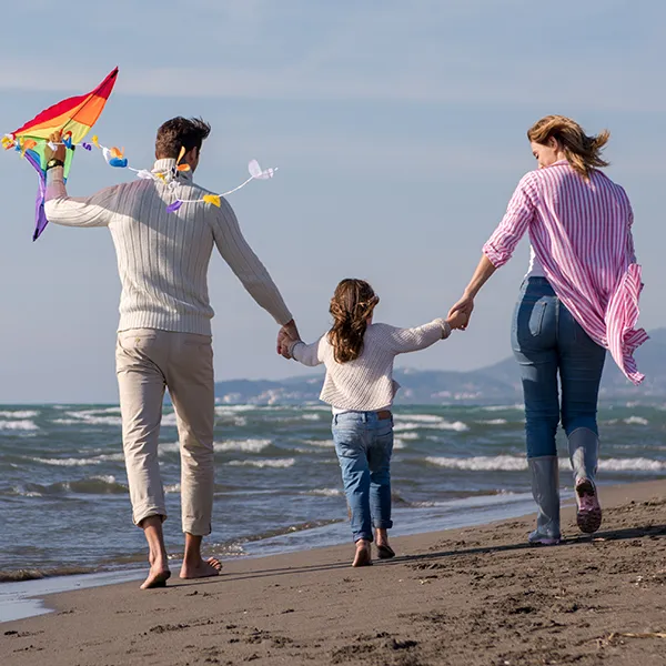 Familie ist zum Drachensteigen an einem Strand