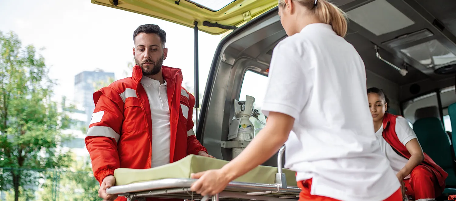 Sanitäter schieben einen Liege in den Rettungswagen