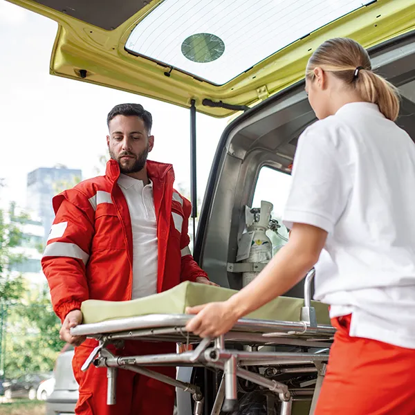 Sanitäter schieben einen Liege in den Rettungswagen