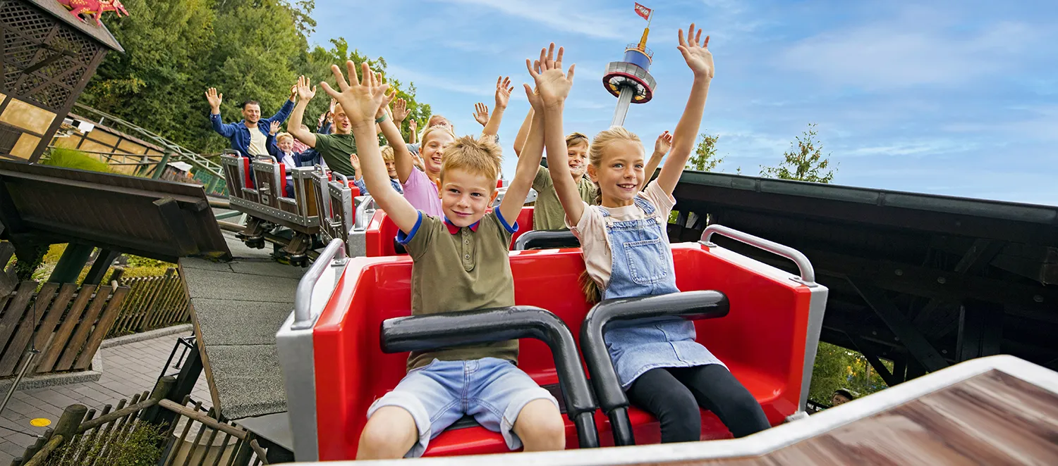 Kinder fahren mit einer Achterbahn