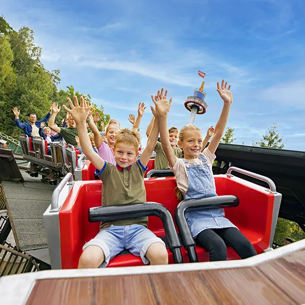 Kinder fahren mit einer Achterbahn